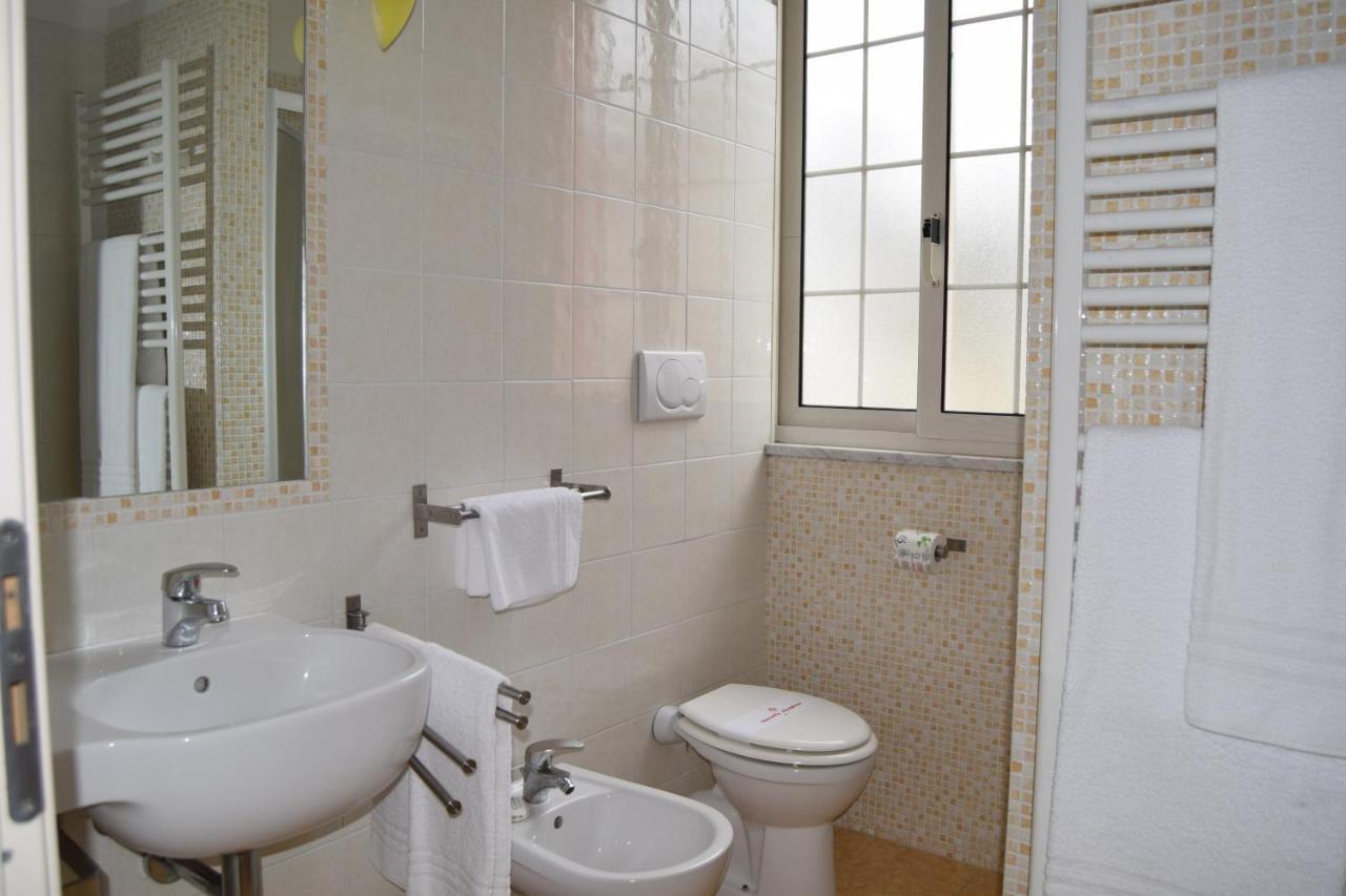 Oasi Del Mare Aparthotel Tirrenia Ngoại thất bức ảnh