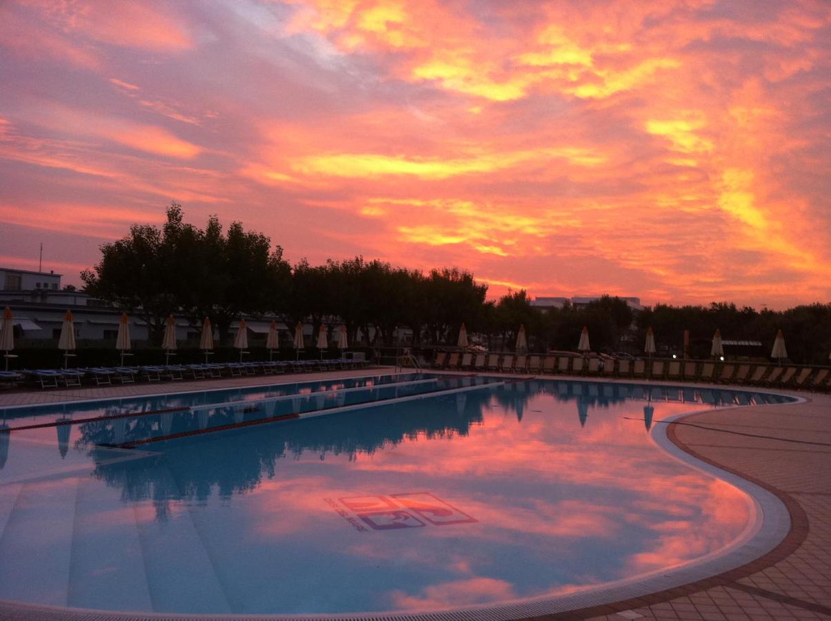 Oasi Del Mare Aparthotel Tirrenia Ngoại thất bức ảnh